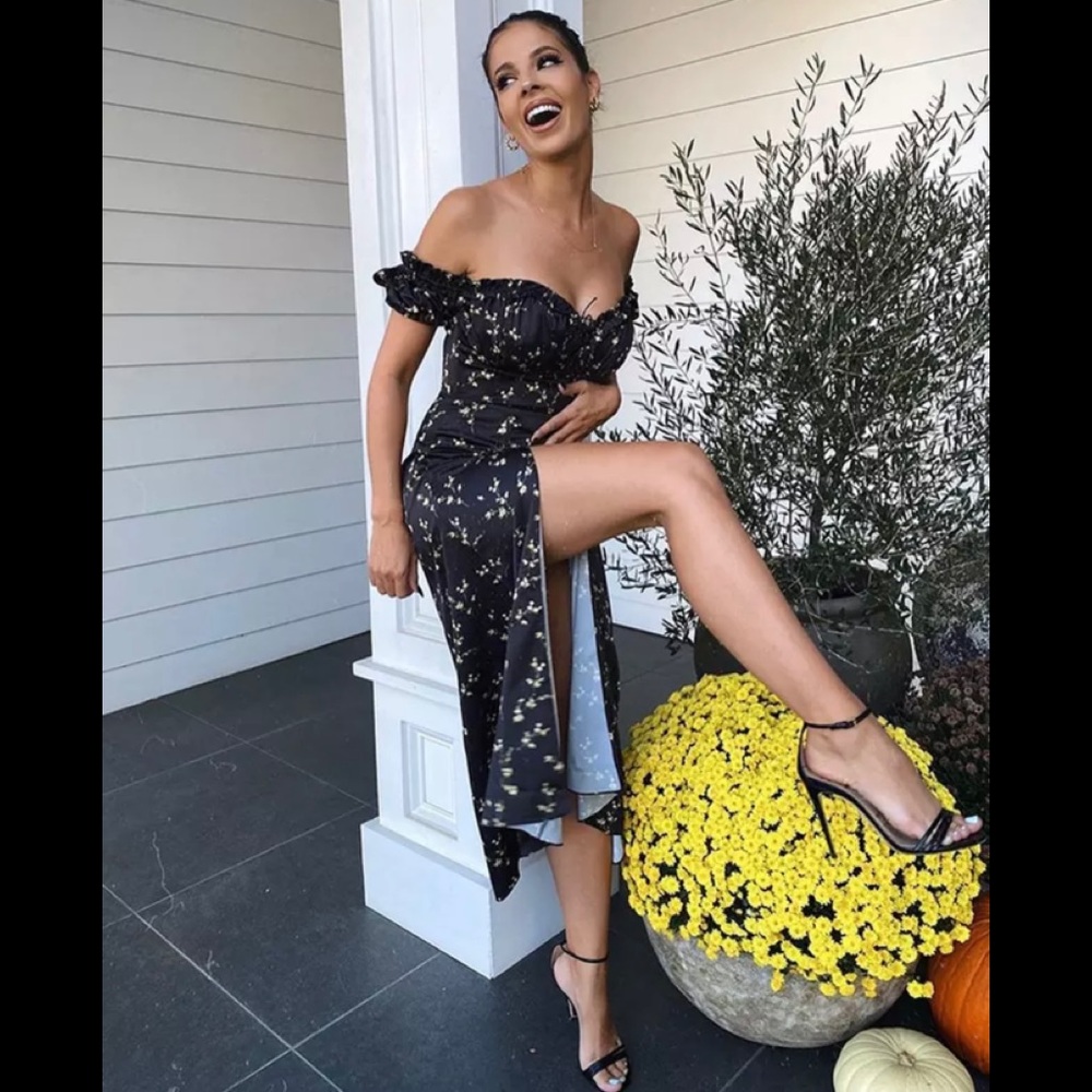 Open-sleeve slit dress